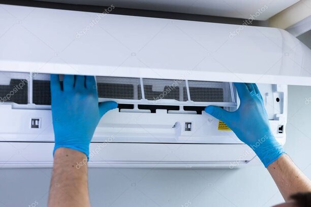 Tecnico che esegue manutenzione su climatizzatore domestico