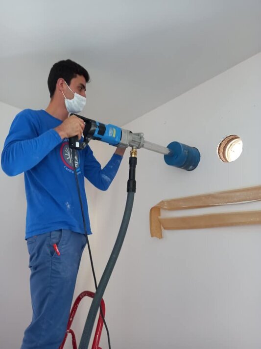 Team di tecnici termoidraulici con attrezzatura professionale
