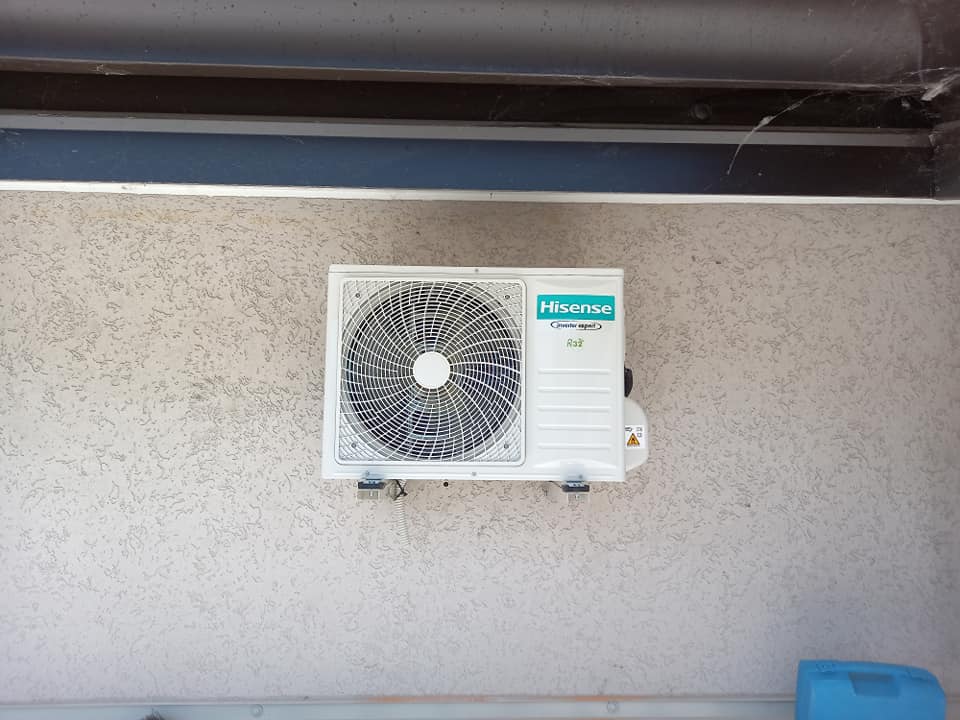 Sistema pompa di calore split con unità interna ed esterna