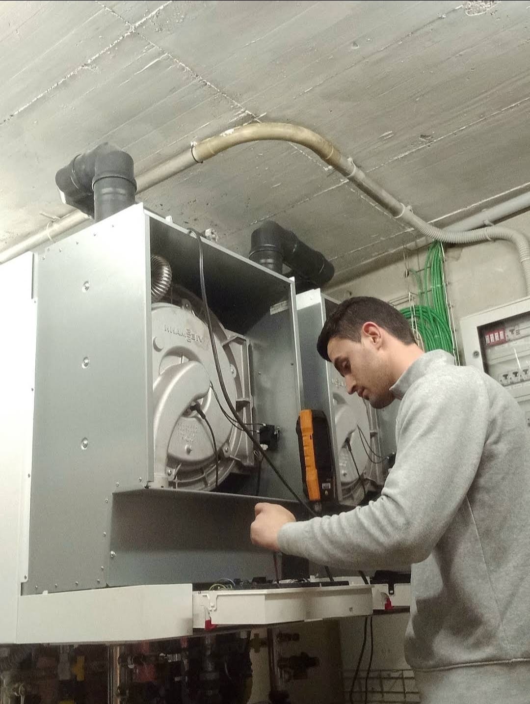 Locale tecnico con caldaia a condensazione e tubazioni