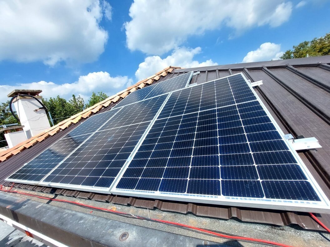 Campo fotovoltaico con moduli monocristallini su tetto