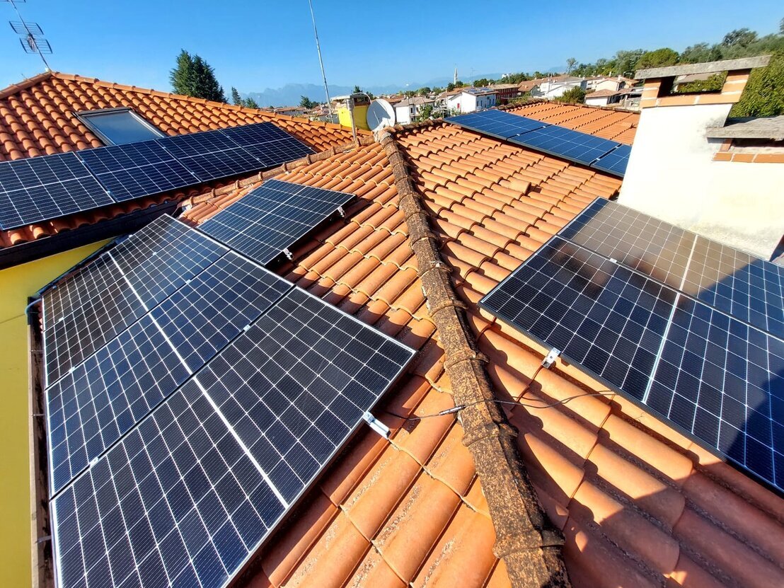 Impianto fotovoltaico su tetto residenziale
