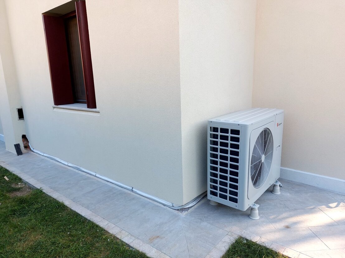 Unità esterna pompa di calore installata in villetta