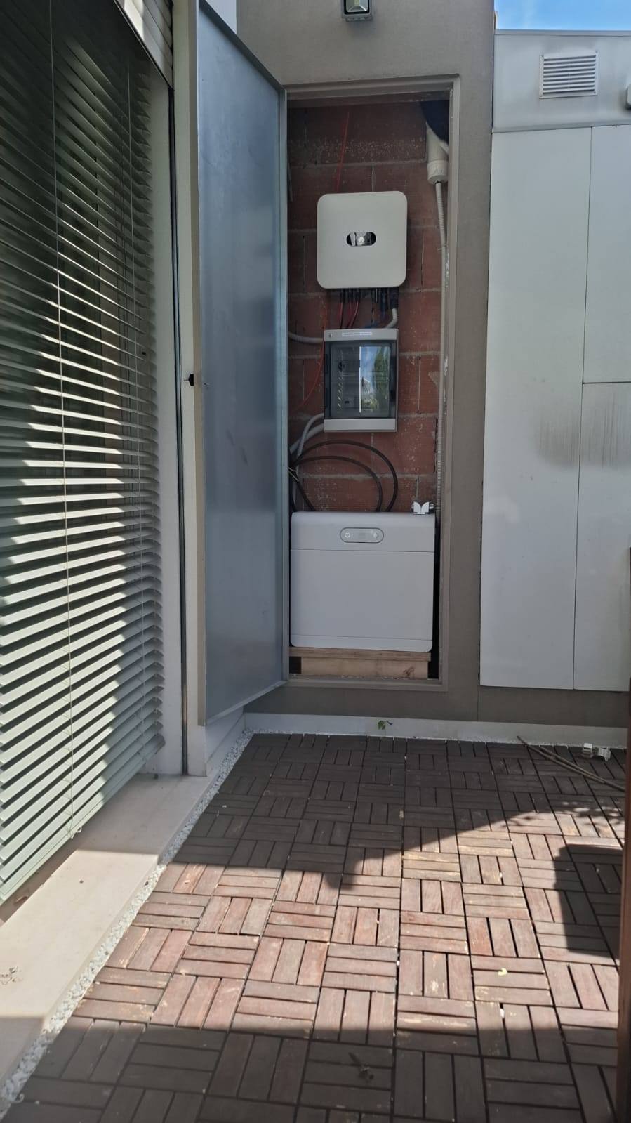 Inverter fotovoltaici di ultima generazione installati a parete